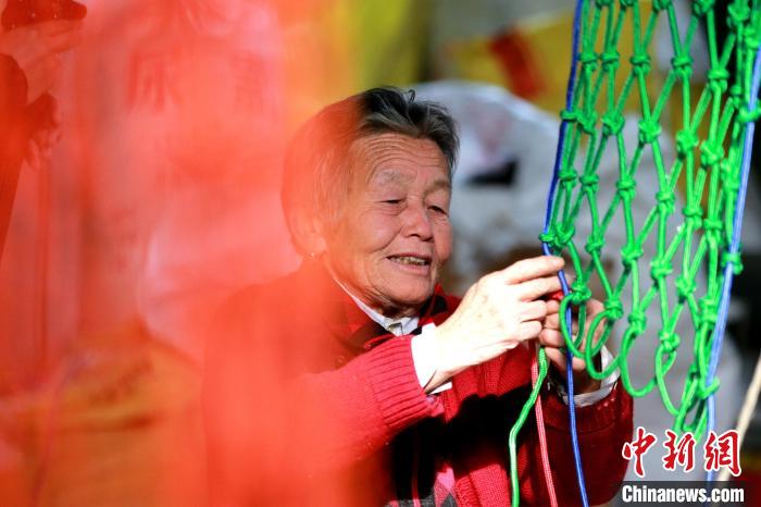山东省滨州市惠民县李庄镇南北李村被誉为“绳网之乡”，有将近三分之二的村民从事绳网生产加工。 梁犇 摄