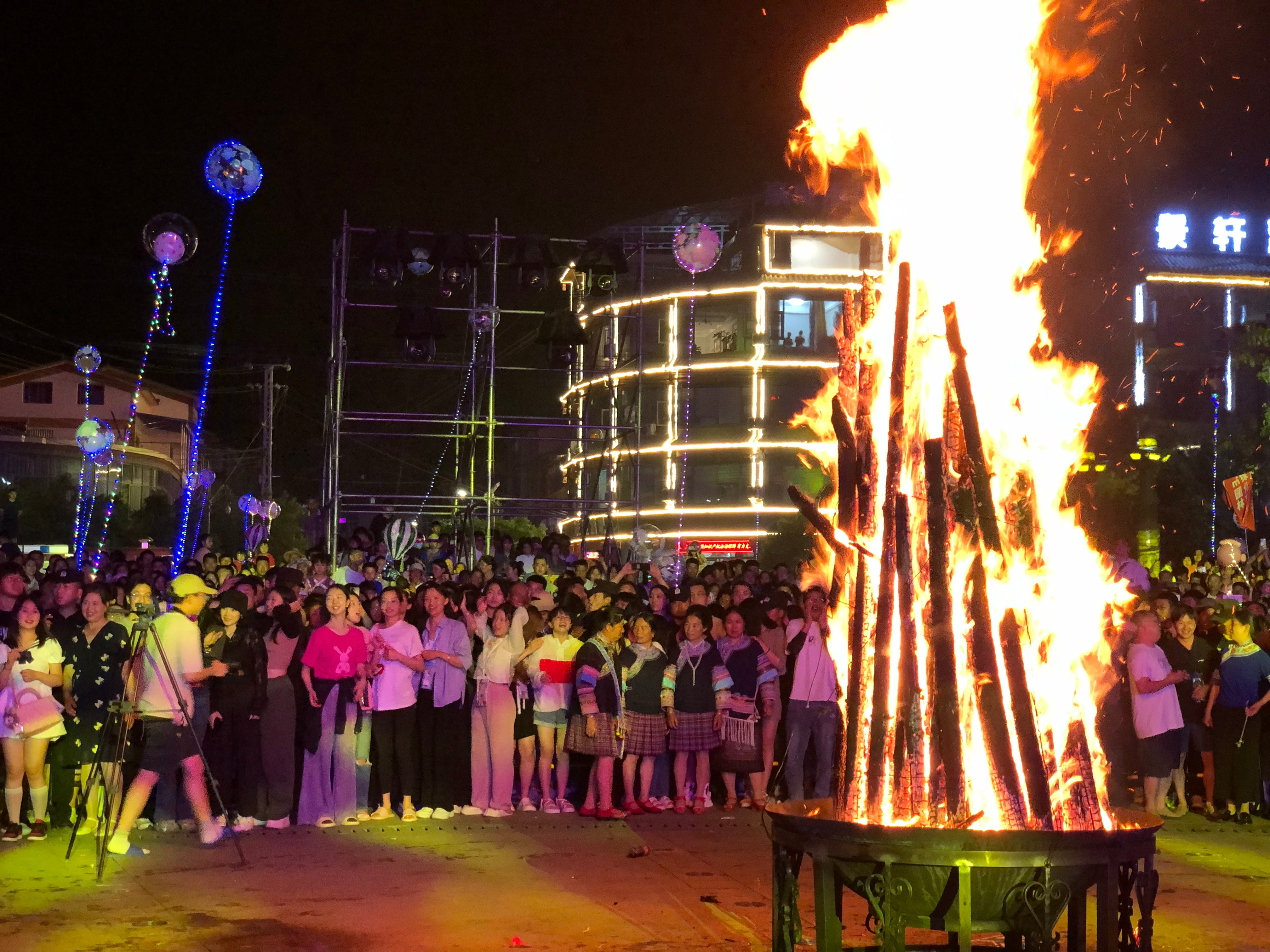 ဂျွမ်းလူမျိုးတို့သည် မီးကို ဝိုင်းပြီး အကကကြသည်