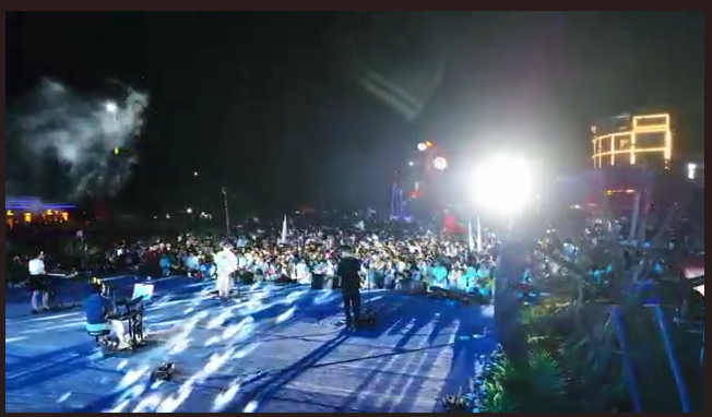 လူ့လောက ၏ အလှတရား၊ မီးဖိုးထဲမှ မီးရောင်သည် ကြယ်တာရာများကဲ့သို့ ထွန်းလင်းနေ