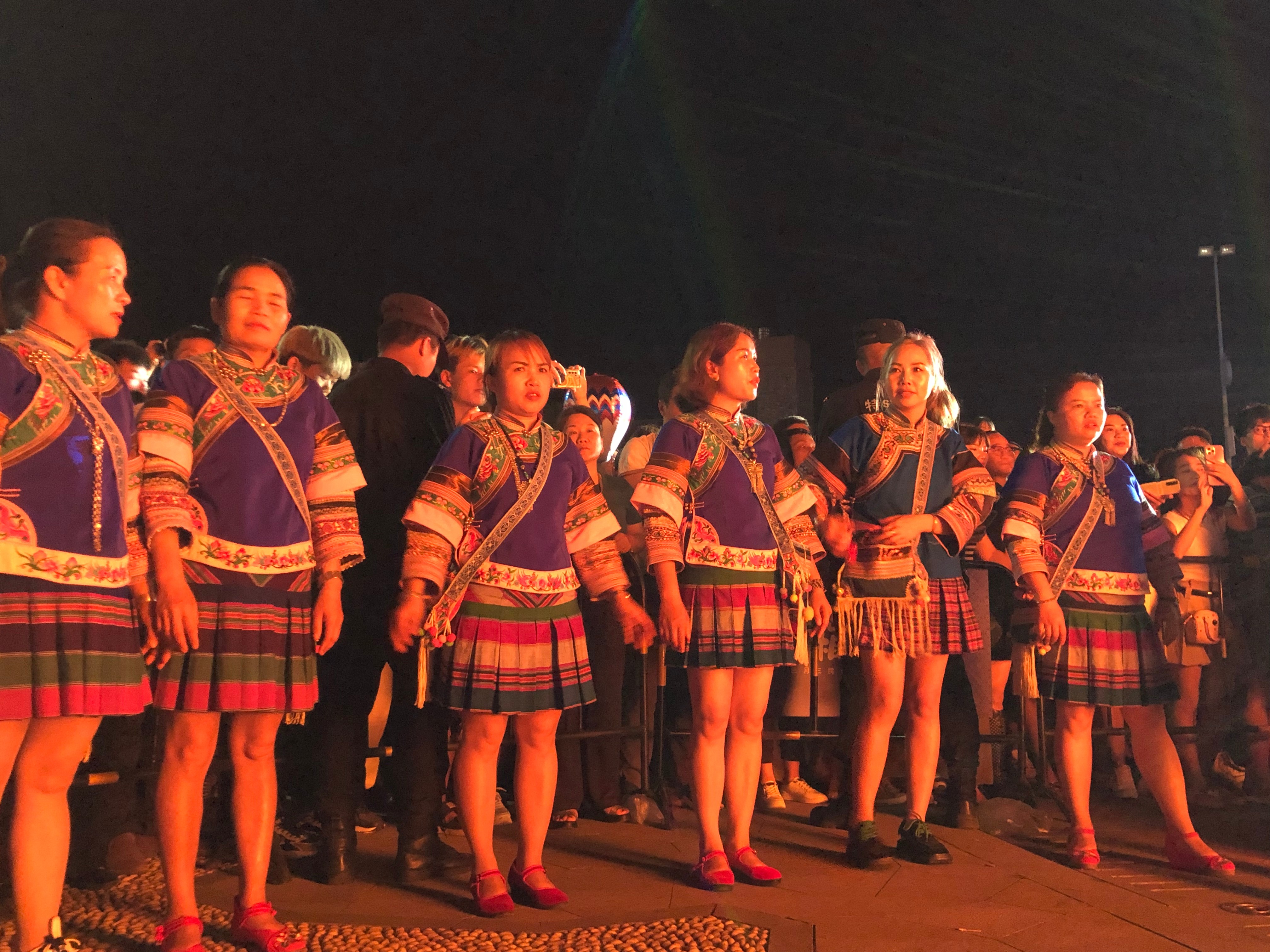 ဂျွမ်းလူမျိုးတို့သည် မီးကို ဝိုင်းပြီး  အကကကြသည်