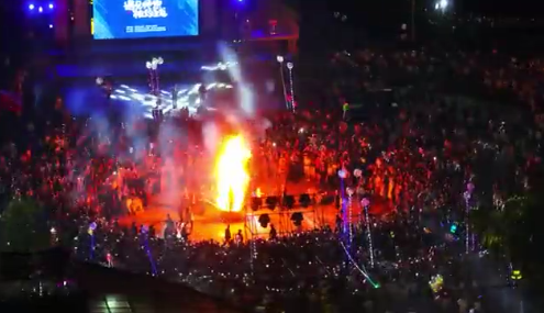 ဂျွမ်းလူမျိုးတို့ မီးကို ဝိုင်းပြီး  အကကကြသည်​