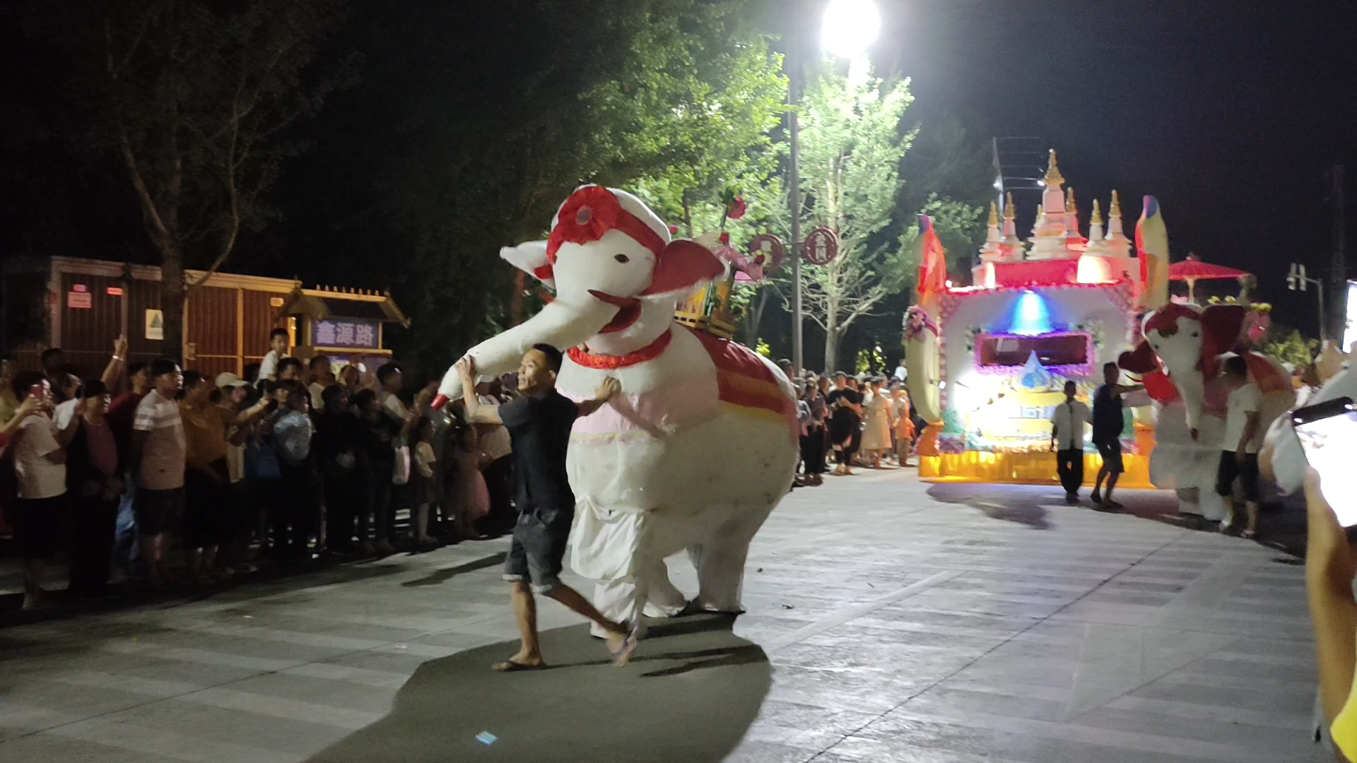 ကိန်မာခရိုင်မှာ သင်္ကြန်ပွဲတော် အလှကားပြပွဲကို အတူတူ လာကြည့်မယ်။