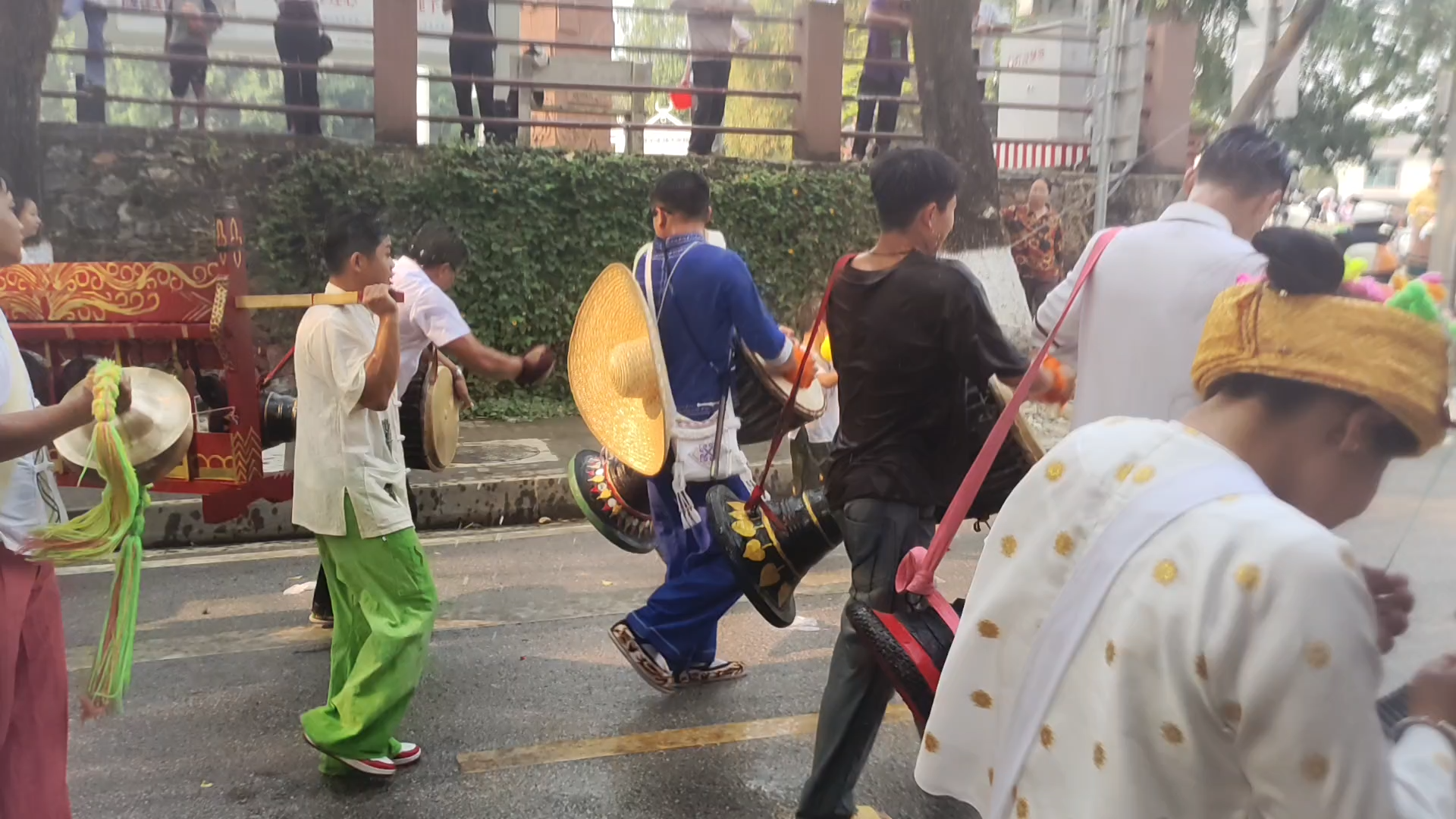 ကိန်မာသင်္ကြန်ပွဲတော်မှာ လမ်းမှာ ပျော်ပျော်ရွှင်ရွှင် ရေပက်နေ