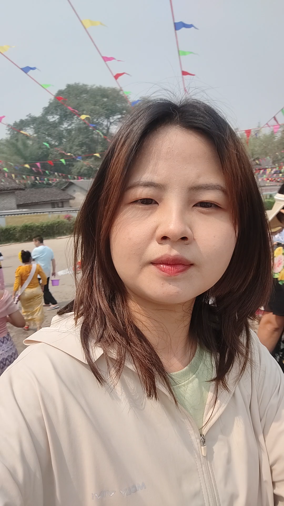 ကိန်မာခရိုင် ပန်ထန်ရွာ သင်္ကြန်ပွဲတော်ကို ရေပက်နေ။ Mingala Newsရဲ့သူငယ်ချင်းများအတွက် နှစ်သစ်ကူးပွဲတော်(သင်္ကြန်ပွဲတော်) ပျော်ရွှင်ပါစေ