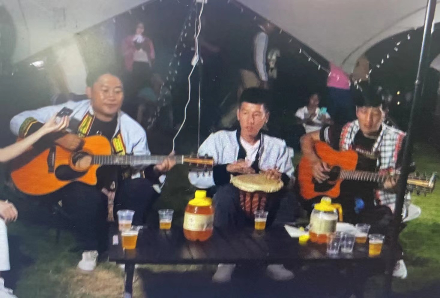 သီချင်းကို နားထောင်လိုက်မယ်၊ပျော်စရာကောင်းတယ်။