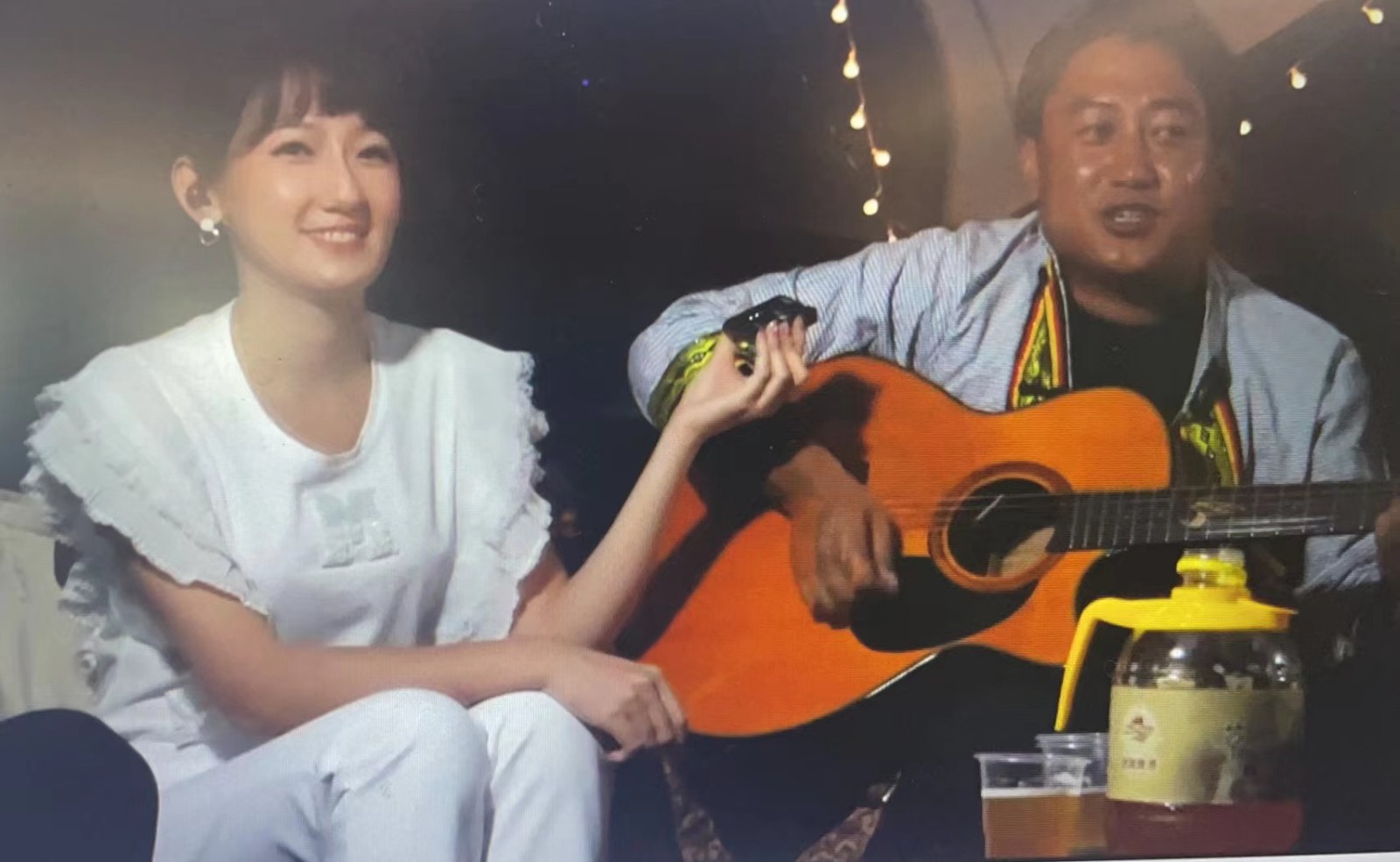 လီဆူလူမျိုးရဲ့သီချင်းကို နားထောင်လိုက်မယ်၊ပျော်စရာကောင်းတယ်။