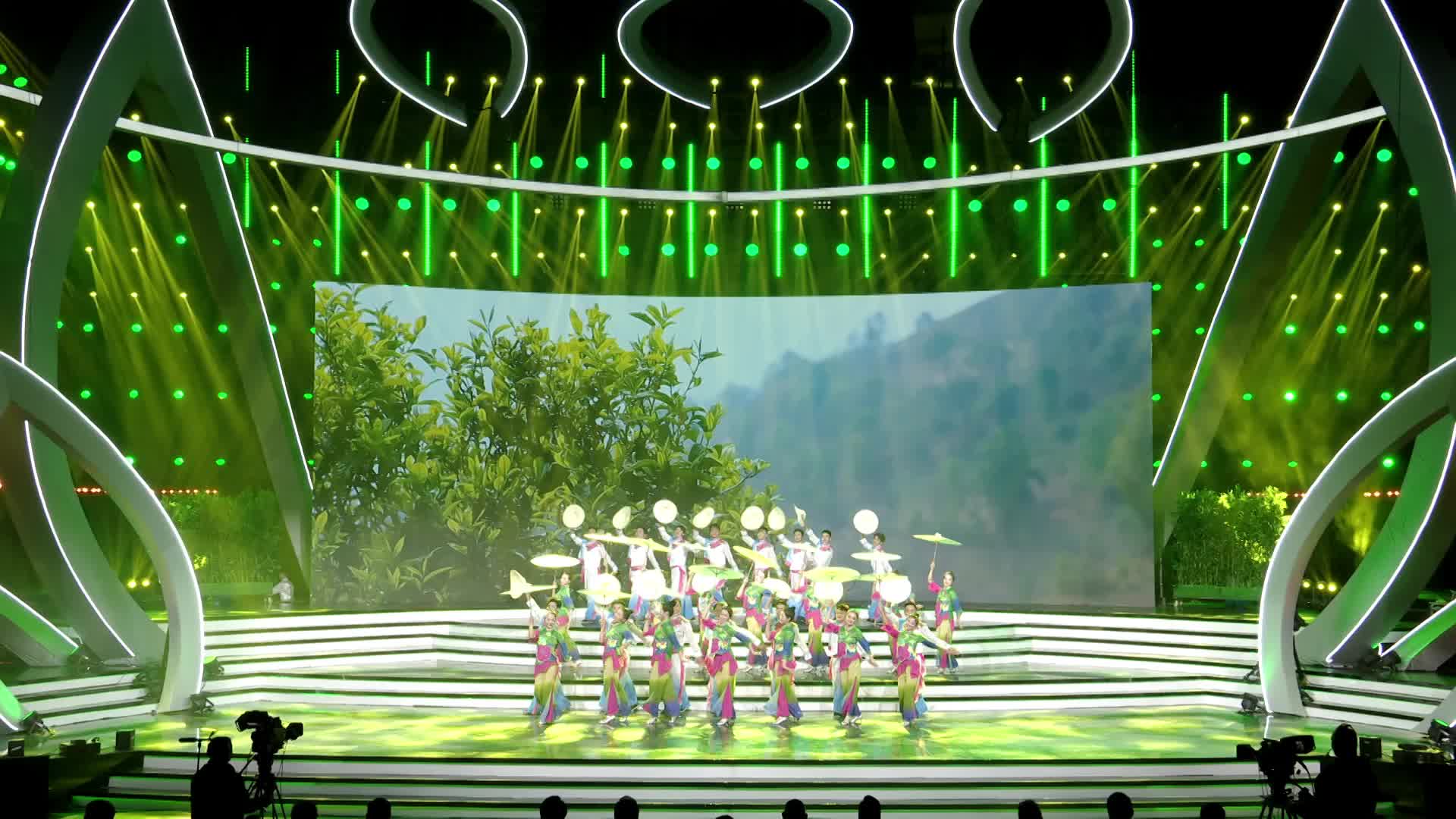 လင်းချန်သည် ရာသီတိုင်းတွင် လက်ဖက်ရည်ကောင်းများစွာရှိသည်။