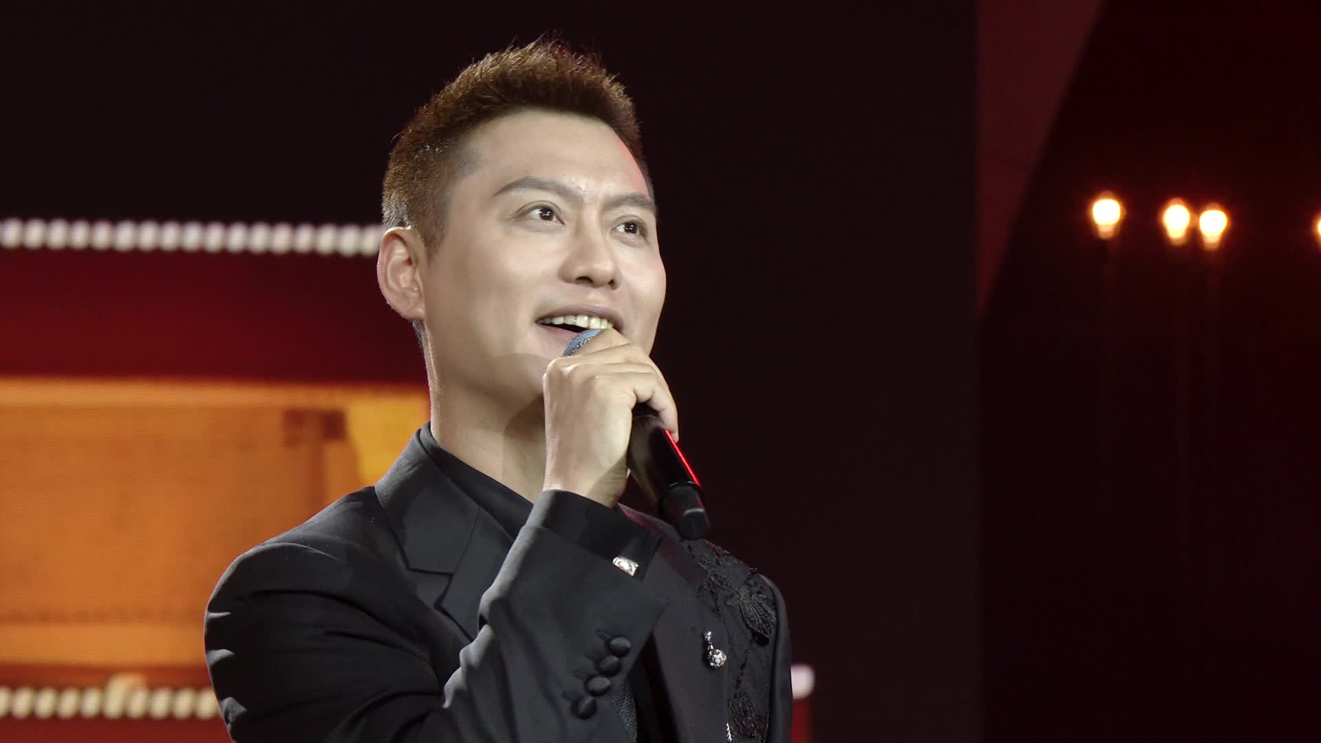 တေးဂီတသံတွေကြားမှာ အိပ်မက်တွေ‌နောက်လိုက်ပြီး  မီးရှူးမီးပန်းများဖြင့်လှပ‌နေသောမြို့သို့ဝင်‌ရောက်ကာ 