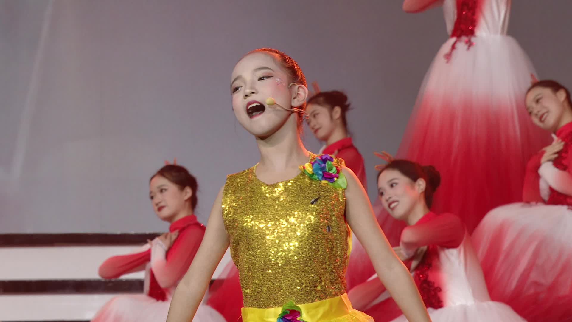 အိပ်မက်များဆီသို့ လှမ်းကာ ကြည်လင်ပြတ်သားသော သီဆိုမှုကို နားဆင်ရင်း 