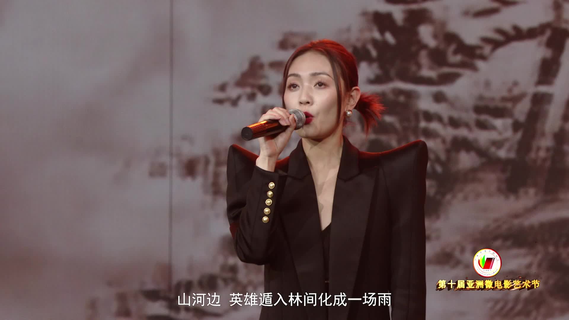 အရှေ့တိုင်း ကျက်သရေရှိမှုနှင့် အီလက်ထရွန်းနစ်တေးဂီတတို့၏ ပူပေါင်းမှုနှင့်အတူ၊ တက်ကြွသော 