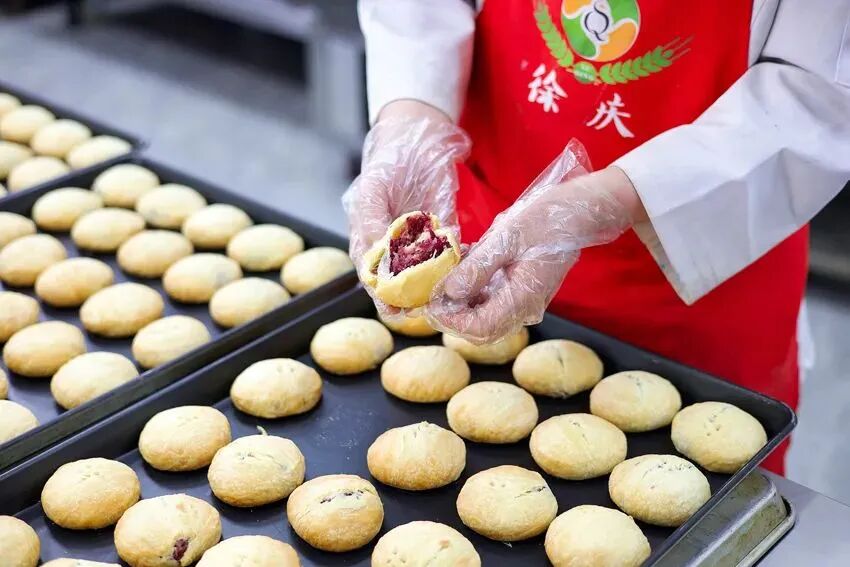 刚出炉的鲜花饼 安宁市融媒体中心 供图.jpg